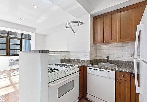 5th image of 334 9th Ave Floor 2