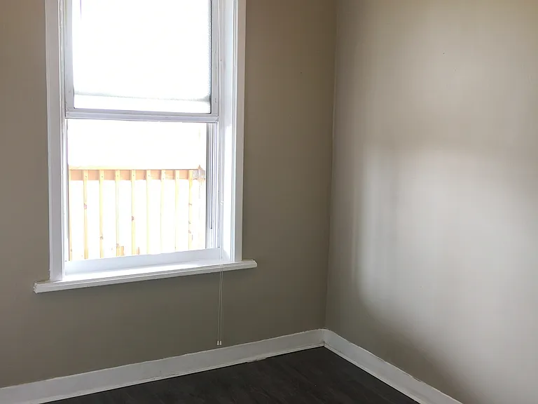1237 W 31st Pl — Photo 2