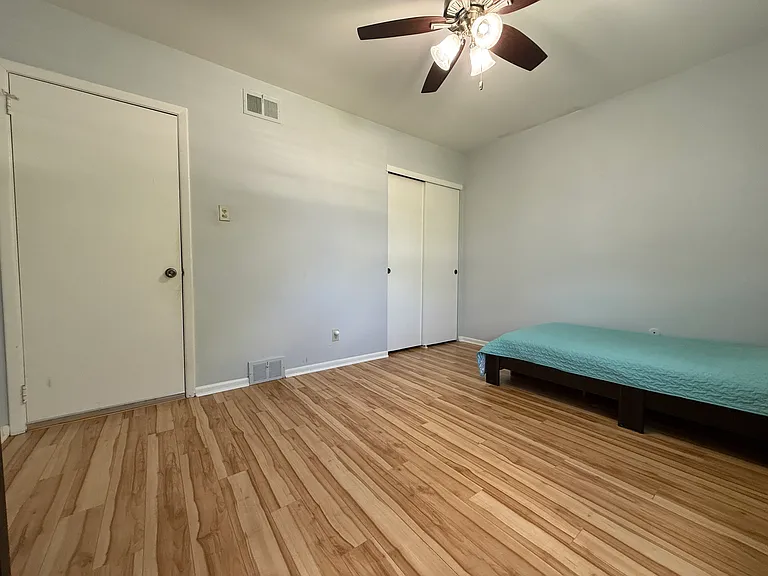 806 Warfield Ln — Photo 14