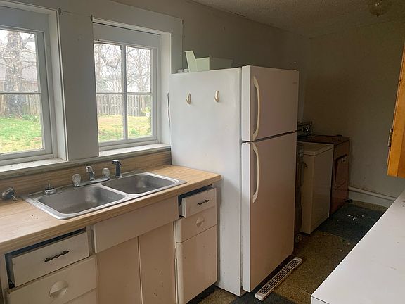 4th image of 310 E Franklin St