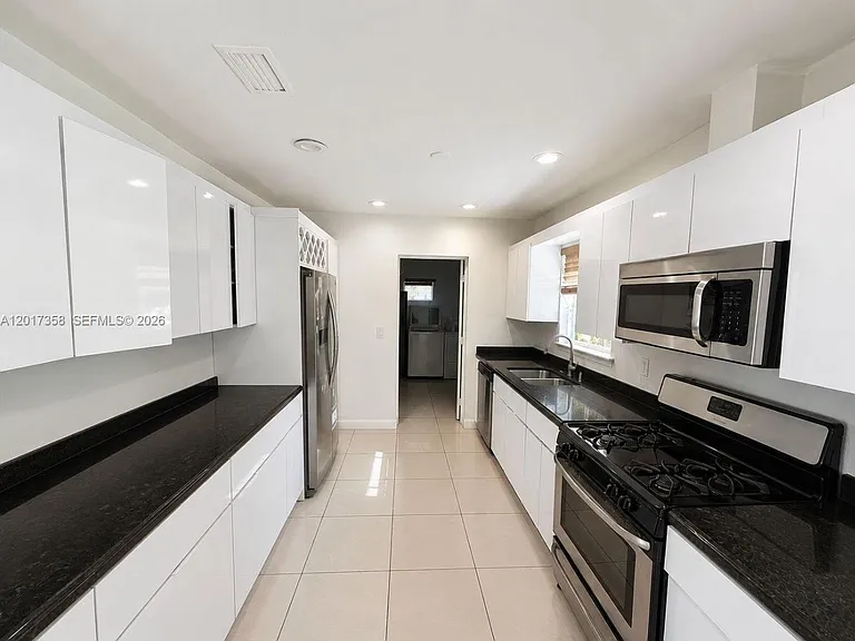 21011 NE 25th Ct — Photo 3