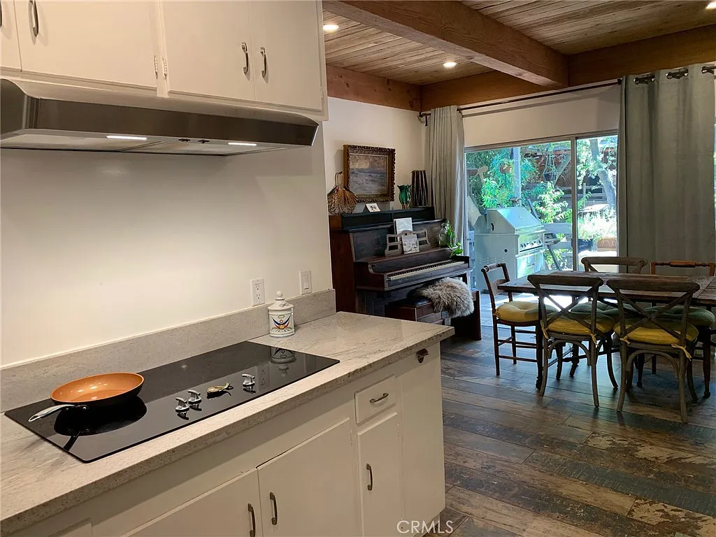 4 bed, 2.5 bath, 2450 sqft, $7,000 — Photo 4