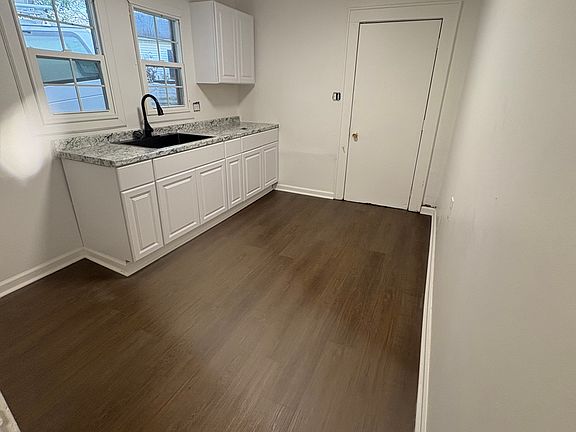 2nd image of 943 E Park Ave