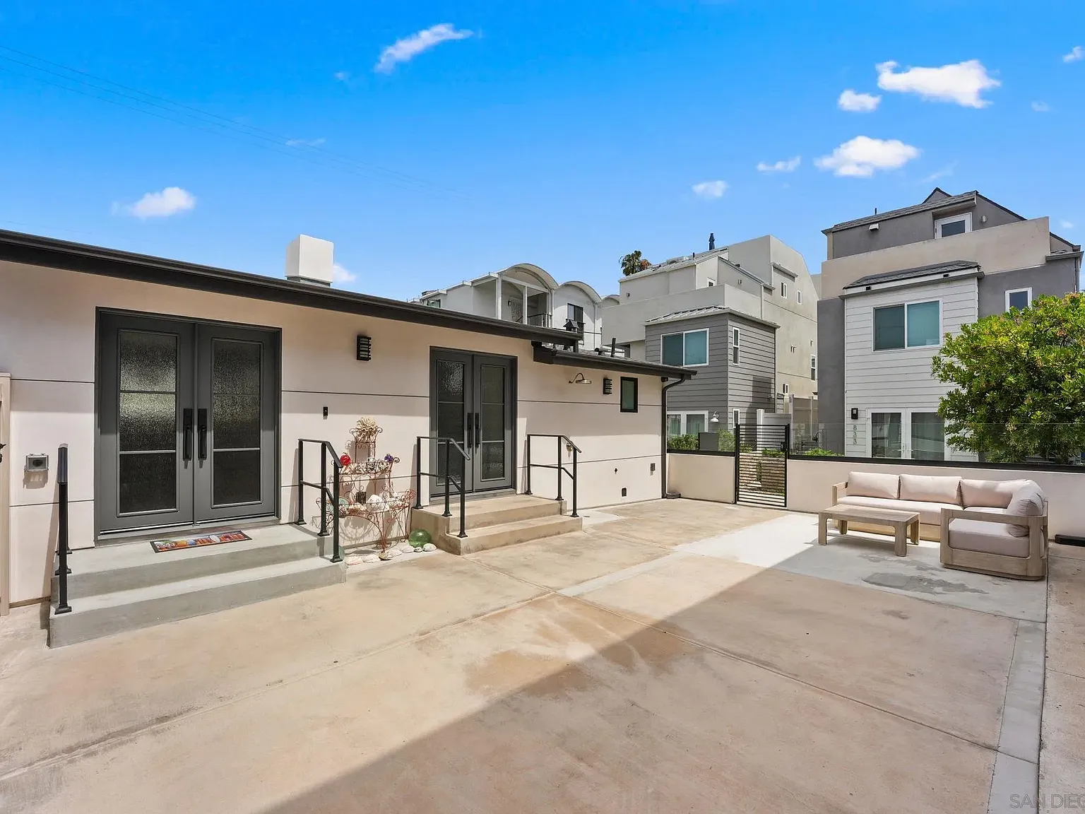 2 bed, 2.0 bath, 904 sqft, $8,500 — Photo 3
