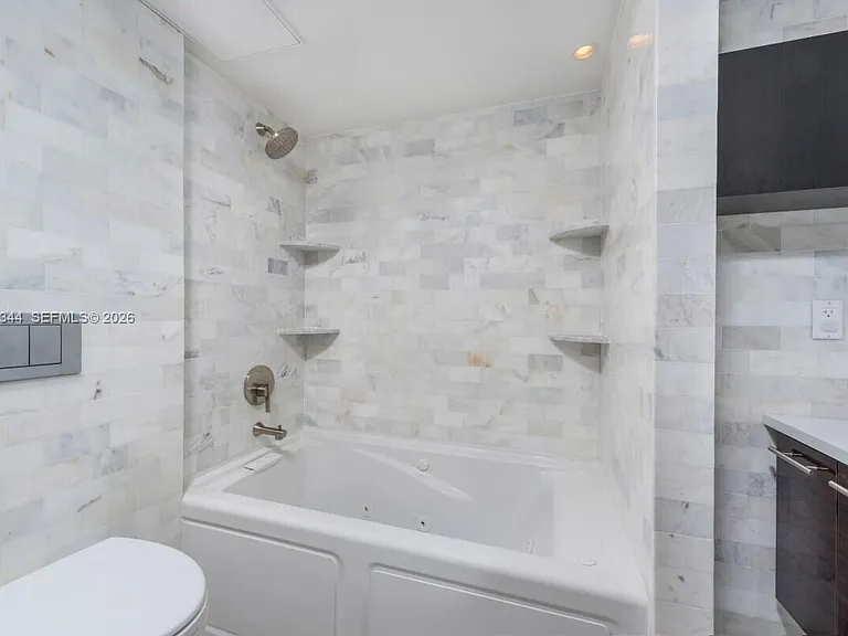 400 S Pointe Dr #307 — Photo 16