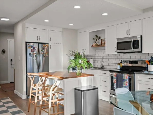 1208 14th Ave SW #201, Calgary, AB T3C 0V9