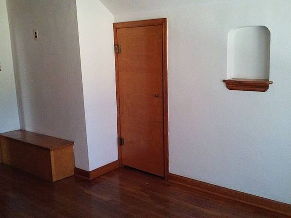 bedroom pass-thru/closet