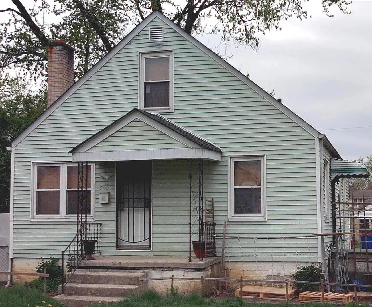 555 S Oakley Ave photo 1