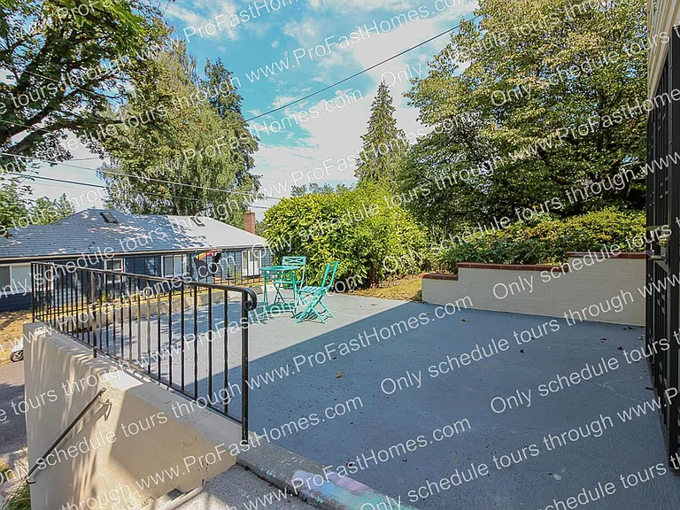 616 SW Moss St — Photo 5