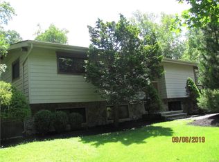 29 Robin Hood Rd, Montebello, NY 10901