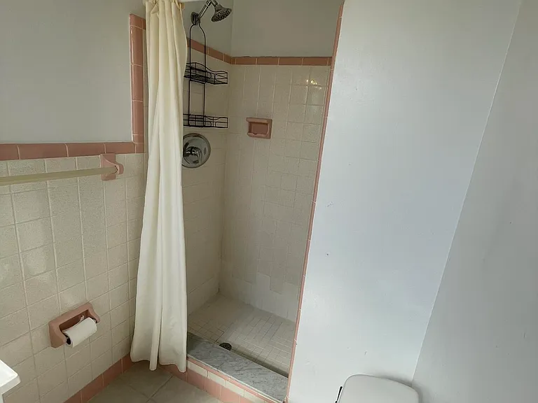 135 Kent Dr — Photo 14