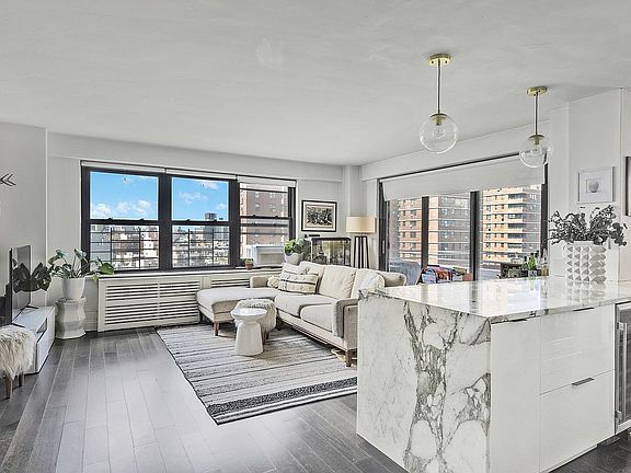 3rd image of 208 Broadway APT J1304