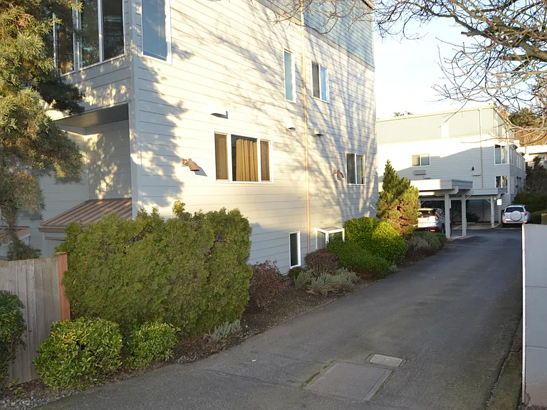 9522 1st Ave NE #B — Photo 1