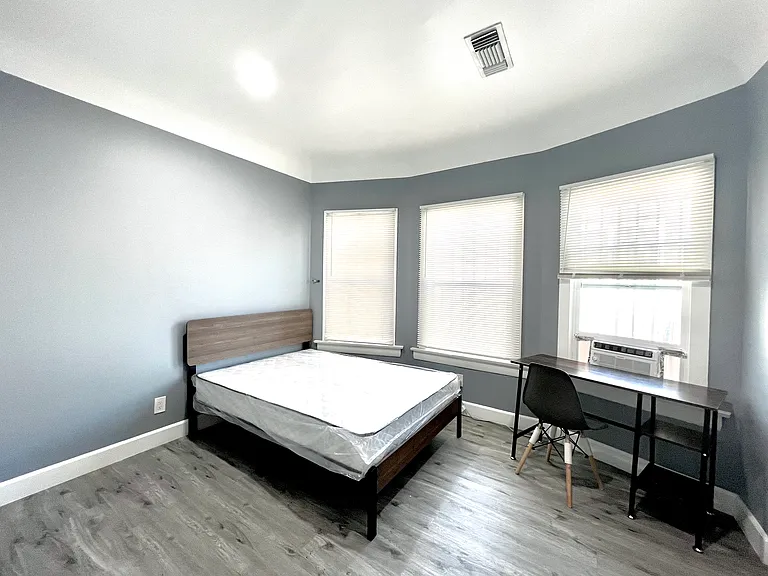 1142 W 35th St #3 — Photo 17