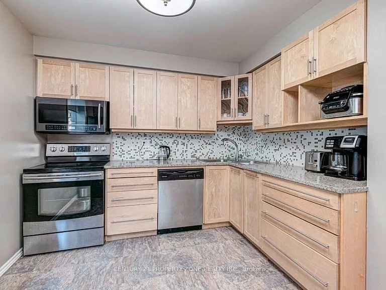 6 Roehampton Cres W — Photo 7