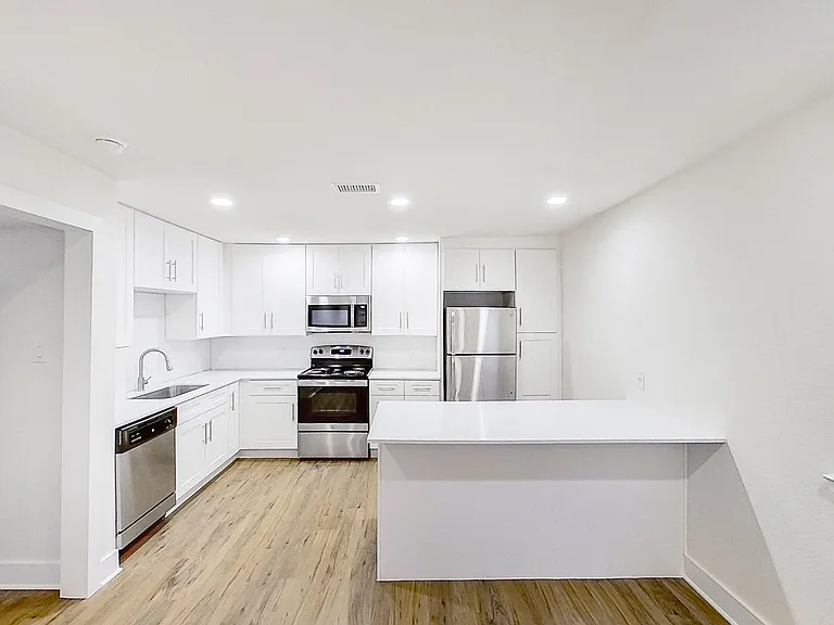 907 N Beacon — Photo 10