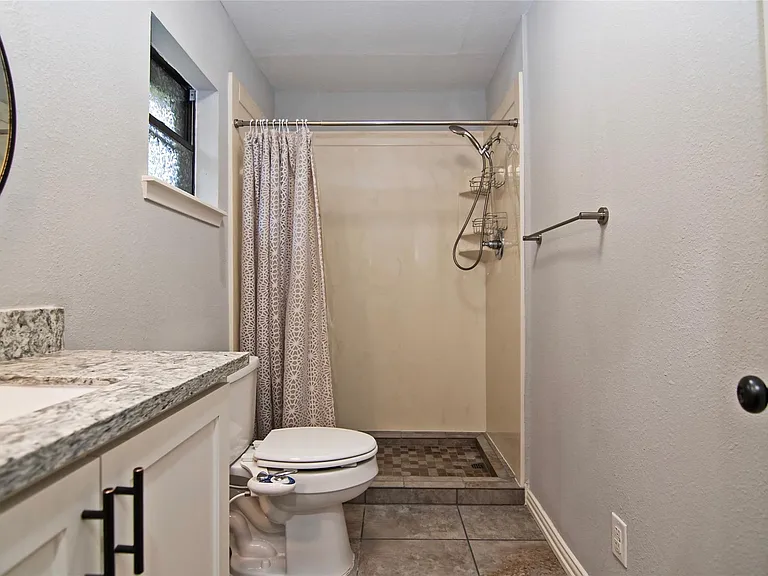 2410 Valley Dr — Photo 7