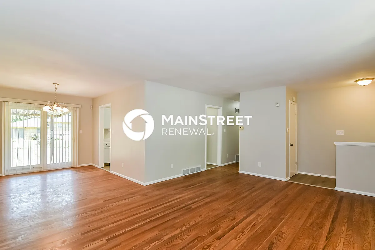 Living Room - 8102 E 93rd Ter