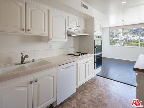 2nd image of 818 N Doheny Dr APT 707