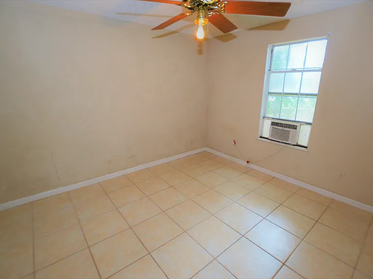 465 Valley St — Photo 3