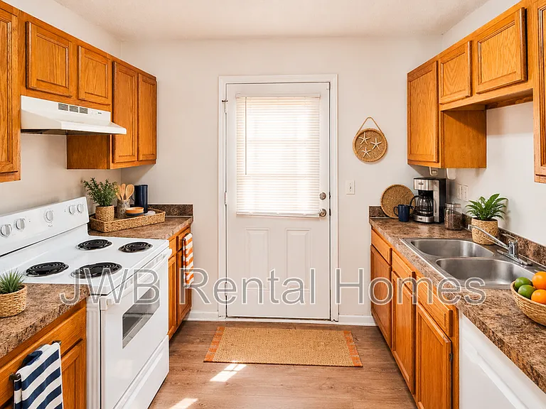 3562 Drexel St — Photo 3