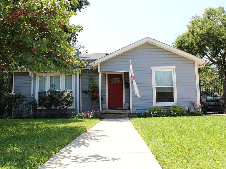 420 E Franklin St — Photo 1