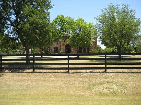 2nd image of 301 Wooded Trl