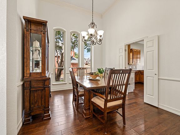 5th image of 2736 Woodbridge Dr