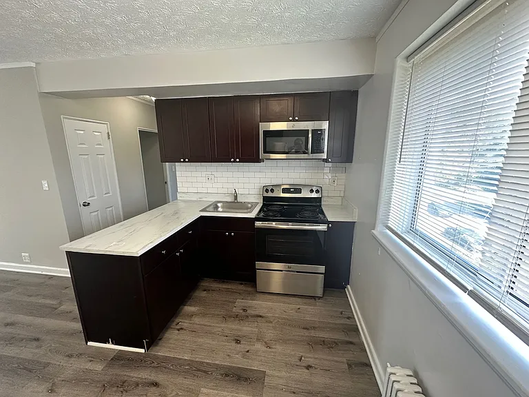 4 Parkway — Photo 1