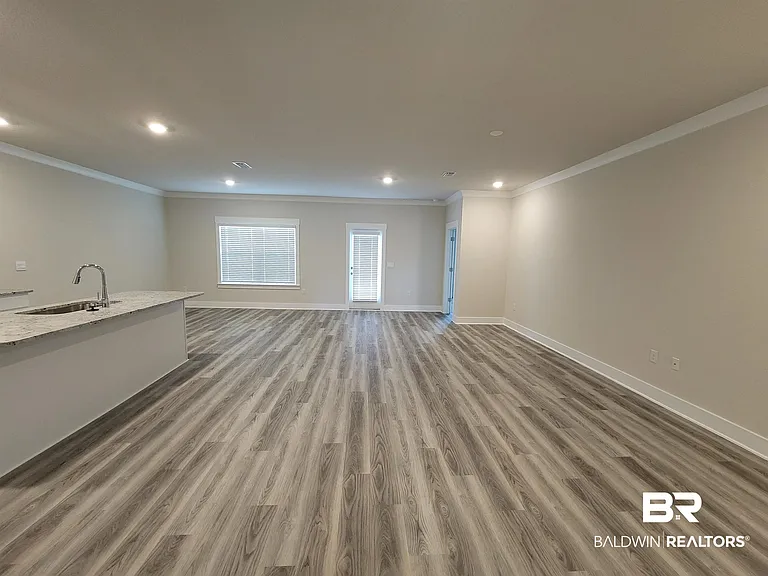 1045 Hayward Loop — Photo 4