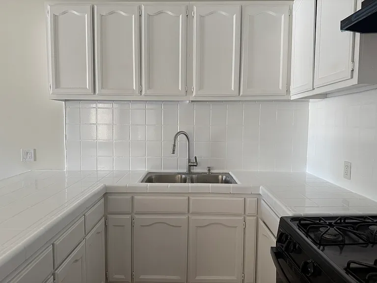 810 W 48th St #810 — Photo 2
