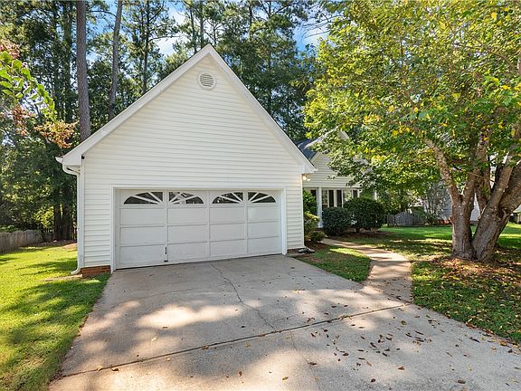 3rd image of 103 Loden Ct