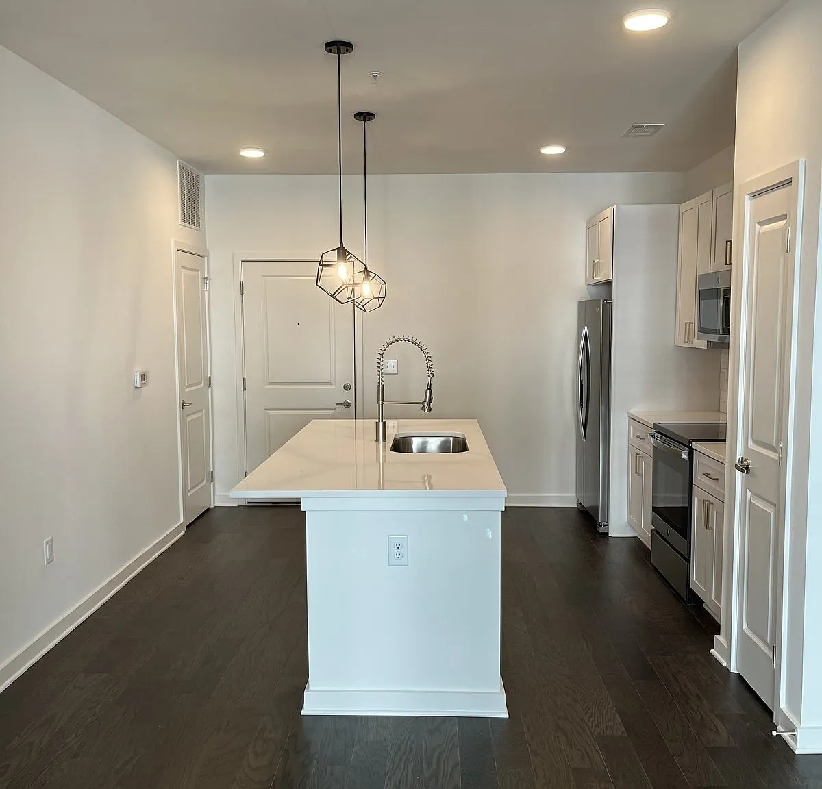 1 bed, 1.0 bath, 692 sqft, $1,500 — Photo 2