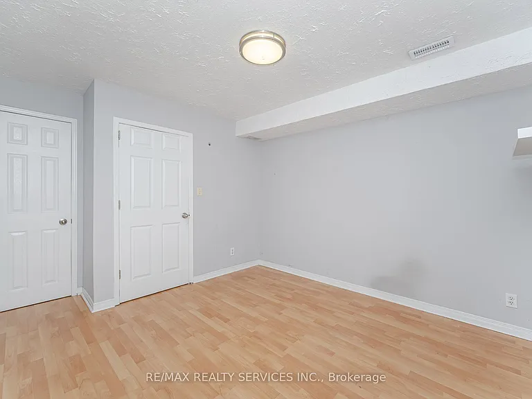 21 Beverley St #LOWER — Photo 18