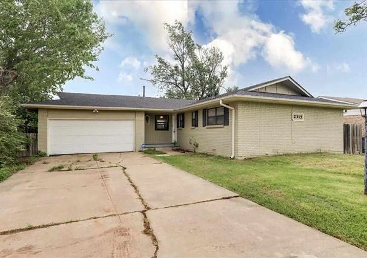 3 Bedroom, 1.5 Bath Beauty! — Photo 2