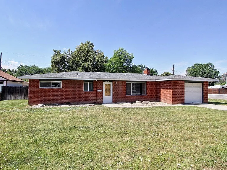 4011 W Greenbrier Dr — Photo 1
