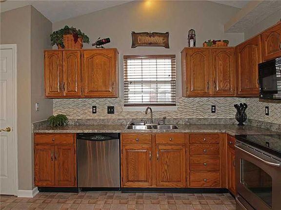 4th image of 5738 Oakcrest Dr