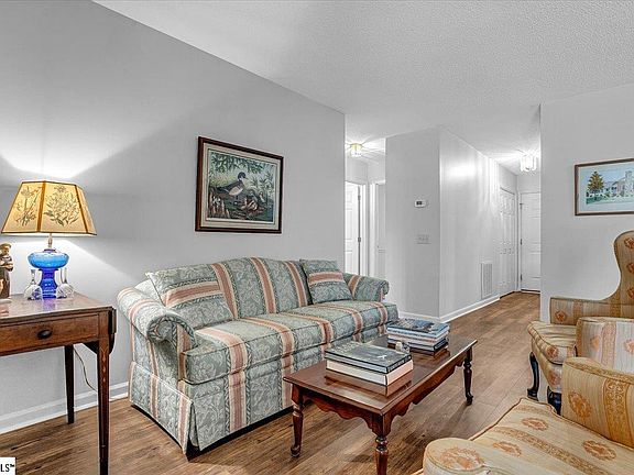 3rd image of 22 Woodtrace Cir