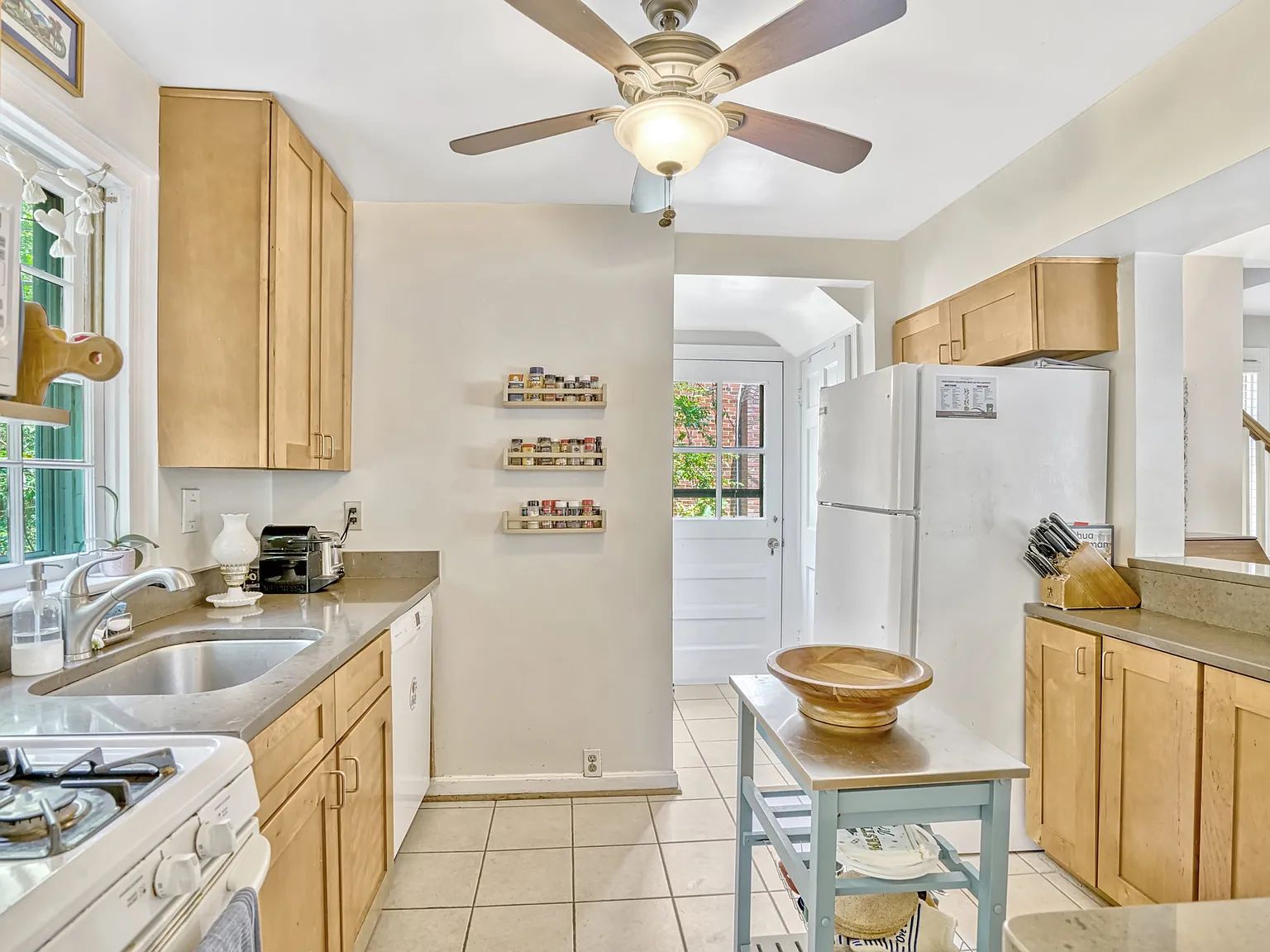 4 bed, 2.5 bath, 1808 sqft, $3,950 — Photo 3