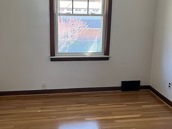 3rd image of 407 W Breckenridge St