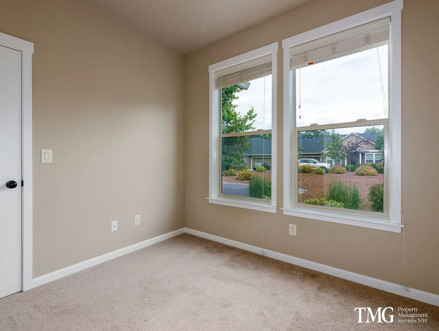 Modern Living with A/C and Double Garage! — Photo 3