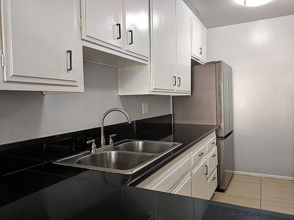3rd image of 4585 Lexington Ave APT 6