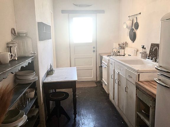 3rd image of 829 N Queen Ave