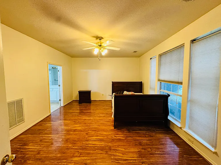 2762 Hillview Dr — Photo 10