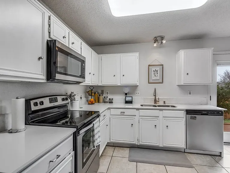 606 Bandera St — Photo 16