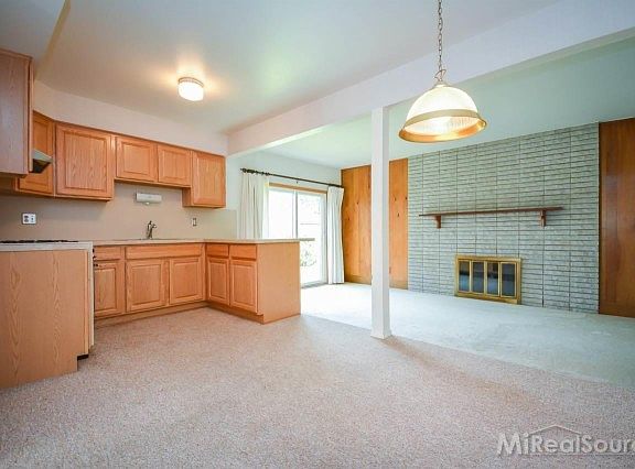 5th image of 27346 Crestwood Dr