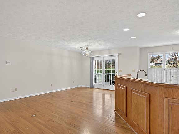 5th image of 18464 Windsor Ln