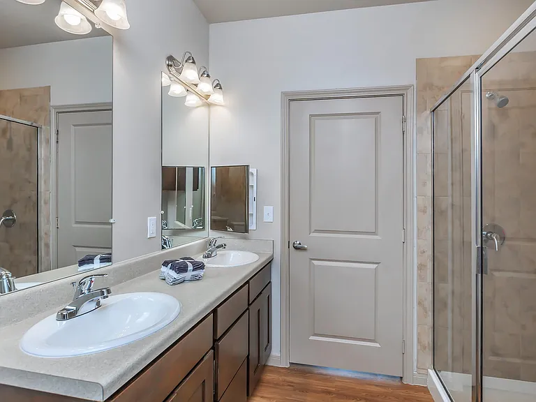 Midway Villas Apartments — Photo 40