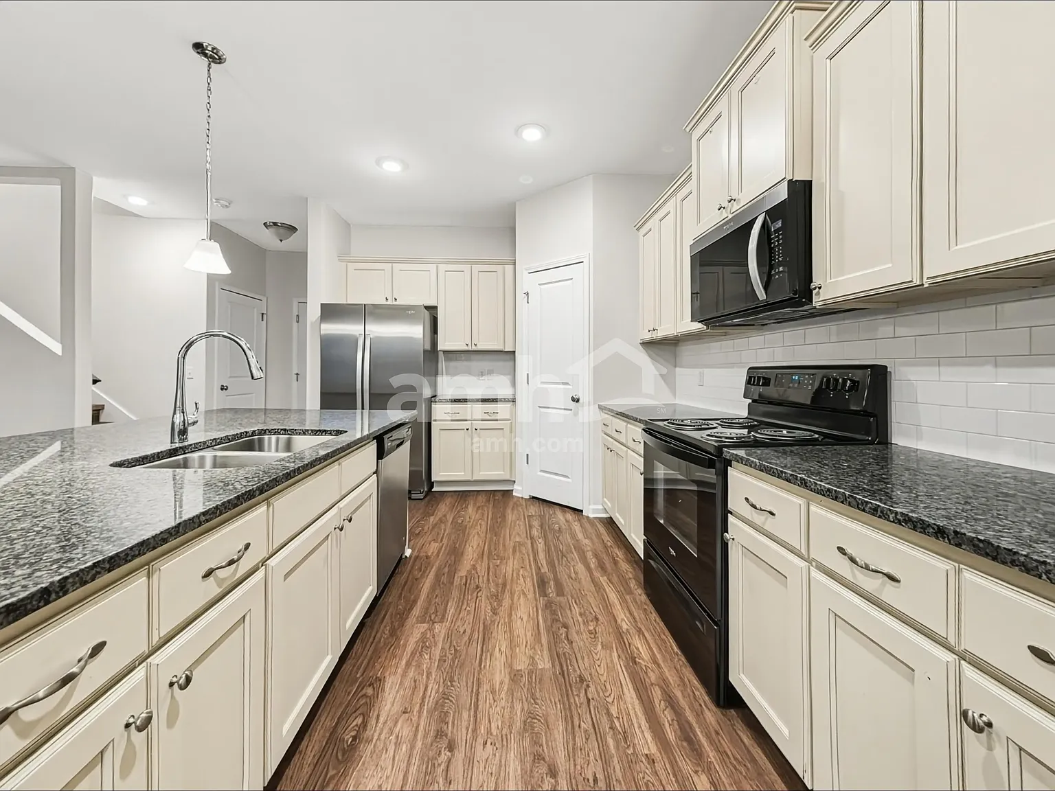 3 bed, 2.5 bath, 2022 sqft, $2,260 — Photo 4