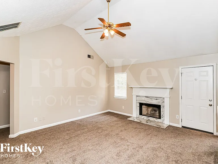 83 Huntington Ct — Photo 2